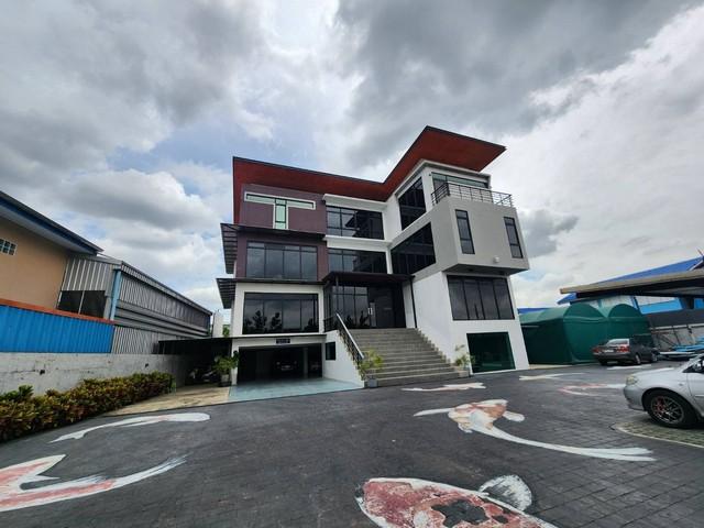 ขายอาคารสำนักงาน 4 ชั้น 296 ตรว. 995 ตรม. ถนนสุขาภิบาล 5 จอดรถกว่า 20 คัน พร้อมลิฟท์ และที่พักด้านบน ใกล้ทางด่วน 600 เมตรติดต่อ:: ชยา โทร/ID Line:: 0942823961Link Line:: https://line.me/ti/p/3xFA1An8Kcรหัส# T26-319อาคารสำนักงานรวมที่พักอาศัย 4 ชั้น พร้อมลิฟท์ ถนนสุขาภิบาล 5- ขนาดที่ดิน 296 ตารางวา- พื้นที่ใช้สอยรวมประมาณ 995 ตารางเมตร- ห้องพักผู้บริหารชั้น 4 มี 2 ห้องนอน- ห้องน้ำทุกชั้น- แอร์ทั้งหลัง- โรงจอดรถยนต์ 8 คัน+รอบอาคา�