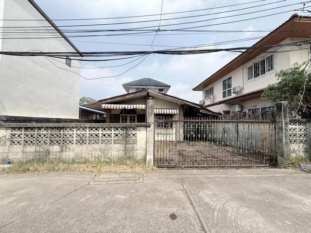 ขายบ้านเดี่ยวชั้นเดียว 42 ตรว. หมู่บ้านเอื้องฟ้าวิลล่า เสรีไท 67 ทำเลดี ใกล้มอเดอร์เวย์ **ขายตามสภาพติดต่อ:: ชยา โทร/ID Line:: 0942823961Link Line:: https://line.me/ti/p/3xFA1An8Kcรหัส# T26-316บ้านเดี่ยวชั้นเดียว หมู่บ้านเอื้องฟ้าวิลล่า เสรีไท 67 ทำเลดี **ขายตามสภาพเนื้อที่ 42 ตรว.3 ห้องนอน1 ห้องน้ำจอดรถในบ้านได้ 3 คันมีบ้านเลขที่, น้ำ, ไฟใกล้มอเตอร์เวย์ ใกล้ทางด่วน** เหมาะลงทุนรีโนเวทขาย หรืออยู่อาศัยเอง ทำเลดี*