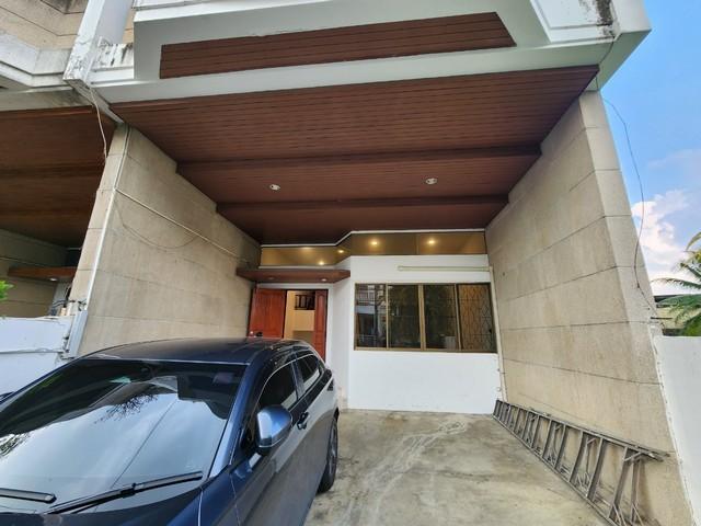 ให้เช่าทาวน์โฮม 3 ชั้นหลังมุม 250 ตรม. 4 ห้องนอน สุขุมวิท 99 ใกล้ BTS บางจาก 300 เมตรติดต่อ:: ชยา โทร/ID Line:: 0942823961Link Line:: https://line.me/ti/p/3xFA1An8Kcรหัส# T26-317ทาวน์โฮม 3 ชั้น หลังมุม สุขุมวิท 99 ใกล้ BTS บางจาก 300 เมตร- เนื้อที่ 39 ตรว.- พื้นที่ใช้สอยประมาณ 250 ตรม.- 4 ห้องนอน- 1 ห้องรับแขกใหญ่- 4 ห้องน้ำ- 2 ที่จอดรถ- เหมาะพักอาศัย หรือทำออฟฟิศสำนักงาน- เดินทางสะดวกห่างจาก ถ.สุขุมวิท ประมาณ 300 เมตร- ใกล้ BTS บางจาก- ใกล้ True Digital Par