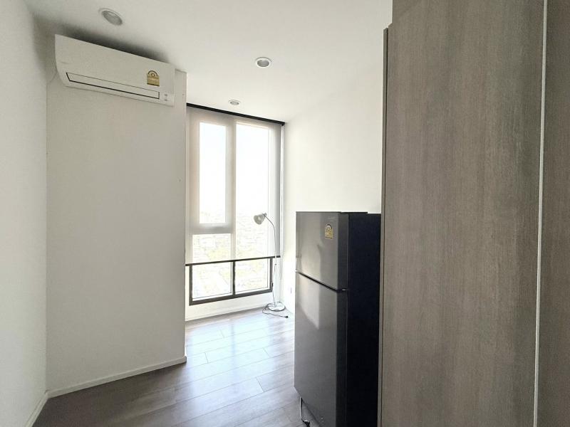 Whizdom Essence Clean Convenient Safe 21st Floor BTS Punnawithi