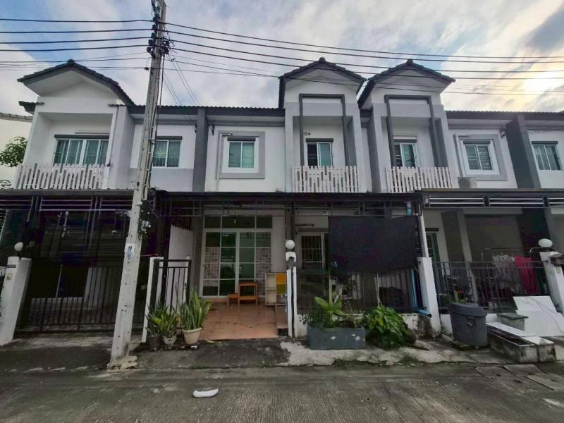  ขาย บ้านเดี่ยว/ทาวน์เฮ้าส์/คอนโด โครงการ  ขาย ทาวน์เฮ้าส์ ไลโอนอฟ ดอนเมือง ซอย ช่างอากาศอุทิศ 13 ถนน ช่างอากาศอุทิศ แขวง สีกัน เขต ดอนเมือง จังหวัด กรุงเทพมหานคร  ราคาโปรโมชั่น      2,134,000            บาท    ลดจาก     2,300,000         บาท ราคาโปรโมชั่นตั้งแต่วันที่  2 มีนาคม - 31 พฤษภาคม 2569  รายละเอียดทรัพย์  -  เนื้อที่ 17.10 ตร.ว. พื้นที่ใช้สอย  104.00 ตร.ม.  -  1 ที่จอดรถ   -  บ้านหันไปทางทิศ ใต้  พิกัดทรัพย์ :  https://map