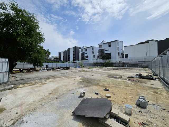 ให้เช่าที่ดิน ซอยอินทามระ 12 ใกล้รถไฟฟ้าสถานีสะพานควาย ขนาด 415 ตร.ว. เทคอนกรีตเต็มพื้นที่ เหมาะทำธุรกิจ ค่าเช่า 95,000 บาท/เดือนรายละเอียดทรัพย์ที่ดินเปล่าให้เช่าเนื้อที่ 415 ตารางวา (1 ไร่ 15 ตารางวา)พื้นที่ประมาณ 1,560 ตารางเมตรพื้นที่ดินเทคอนกรีตเต็มพื้นที่พร้อมใช้งานทันทีใกล้สถานีรถไฟฟ้า สถานีสะพานควาย เพียง 1.5 กิโลเมตรใกล้สถานีรถไฟฟ้า สถานีสวนจตุจักร เพียง 2.5 กิโ�