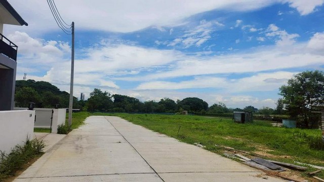 ขายที่ดินตรว.ละ 16,000 บาท 5 ไร่ #ผังเมืองสีเหลือง – #สันผีเสื้อ #อ.เมืองเชียงใหม่ ที่ดินบนที่สูง #น้ำไม่ท่วม | #วิวดอยสุเทพ | ทำเลดี เดินทางสะดวกรายละเอียดที่ดินขนาด 5 ไร่ผังเมือง สีเหลืองที่ดิน สูง น้ำไม่ท่วมเข้าซอยเพียง ประมาณ 80 เมตรใกล้ชุมชน เดินทางสะดวกหลายเส้นทางสาธารณูปโภคไฟฟ้าเข้าถึง (มี หม้อแปลงไฟใหญ่ พร้อม)น้ำประปาภูมิภาคเข้าถึงเรียบร้อยทำเลใกล้เคียง5 น�