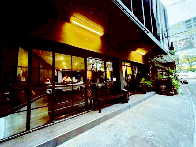 ทำเลศักยภาพสูงย่านลาดพร้าว เนื้อที่ 36 ตร.ว.ใกล้MRTพหลโยธิน 150ม. อาคารพาณิชย์ 3 ชั้น 7 นอน 5 น้ำ อาคาร 2 คูหาตีทะลุ  เซ็นทรัล ลาดพร้าว 300 ม.พื้นที่ใช้สอย 500 ตร.ม. 99,999-118,999 B-M. เหมาะทำสำนักงาน คาเฟ่ คลินิก โชว์รูม หรือธุรกิจบริการ ใกล้ศูนย์การค้าสวนจตุจักร เดินทางง่าย ใกล้BTS ห้าแยกลาดพร้าว MRT Phahonyothin150m. 3 story commercial building with 7 bed 5 bath Central Ladprao shopping mall 300 m two adjoining units combined high potential location in the Ladprao area land area 36 sq.wa. usable area 500 sq.m. 99,999-118,999 B-M suitable for of