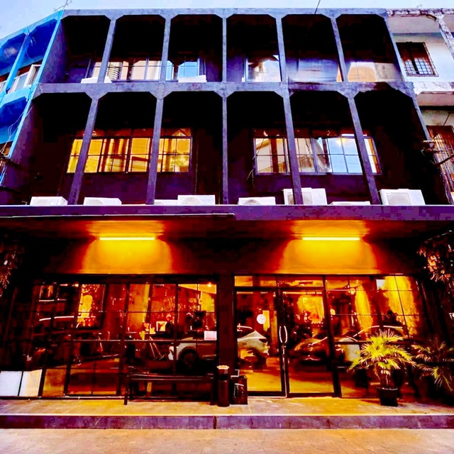 เซ็นทรัล ลาดพร้าว 300 ม.ใกล้MRTพหลโยธิน 150ม.อาคารพาณิชย์ 3 ชั้น 7 นอน อาคาร 2 คูหาตีทะลุ 99,999-118,999 B-M.พื้นที่ใช้สอย 500 ตร.ม. 5 น้ำทำเลศักยภาพสูง ย่านลาดพร้าว เนื้อที่ 36 ตร.ว.สำนักงาน คาเฟ่ คลินิก โชว์รูม หรือธุรกิจบริการ ใกล้ศูนย์การค้าสวนจตุจักร เดินทางง่าย ใกล้BTS ห้าแยกลาดพร้าว Central Ladprao 300 m two adjoining units MRT Phahonyothin150m. 3 story commercial building with 7 bed  99,999-118,999 B-M  5 bath  combined high potential location in the Ladprao area land area 36 sq.wa. usable area 500 sq.m.suitable for offices cafes clinics showrooms or ser