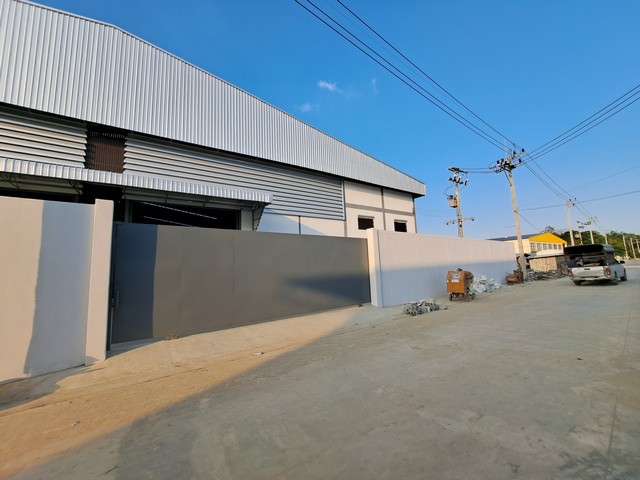 RK0865 ให้เช่าโรรงานพื้นที่สีเขียว 1,750 ตรม พร้อมสำนักงาน ขอใบ รง.4 ใด้ ตําบลสวนหลวง อําเภอกระทุ่มเเบน โกดัง ตําบลสวนหลวง อําเภอกระทุ่มเเบน ที่อยู่ ตําบลสวนหลวง อําเภอกระทุ่มเเบน สมุทรสาครที่ดิน 2 ไร่ โกดังขนาด 1,750 ตรมประตูสูง3 เมตร กว้าง 8 เมตร-ไฟ 4 สาย 3 เฟส-รับนํ้าหนักได้ 3-5ตัน-มีออฟฟิศ 2 ชั้น 10x9 อยู่ในพื้นที่ภายในรวมขอใบ รง.4 ใด้ราคาเช่า 180,000 บาท/ เดือน Warehouse for rent in Suan Luang Subdistrict, Krathum Baen Di