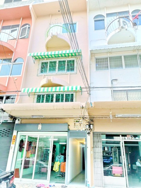 ขาย-เช่าอาคารพาณิชย์ 3 ชั้น 4 นอน 4 น้ำ ใกล้ ตลาดปัฐวิกรณ์ 850 ม. อาคารพร้อมหน้าร้านค้าชั้นล่าง ห้องเช่าชั้นบน ถนนนวมินทร์ 101-109 พื้นที่ใช้สอยกว้าง 25 ตร.ว.300 ตร.ม. 14,999 B-M. ขาย 4.49 ลบ. เหมาะทำธุรกิจ สำนักงาน  หรืออยู่อาศัย ทำเลนวมินทร์ ใกล้แฟชั่นไอส์แลนด์ 2.6 กม.แหล่งชุมชนขนาดใหญ่ และสิ่งอำนวยความสะดวกครบ850 m. from Patthavikorn Market the building includes a ground floor shop and rental rooms on the upper floors Nawamin Road 101-109 For Sale/Rent 3 story commercial building with 4 bed 4 bath  spacious usable