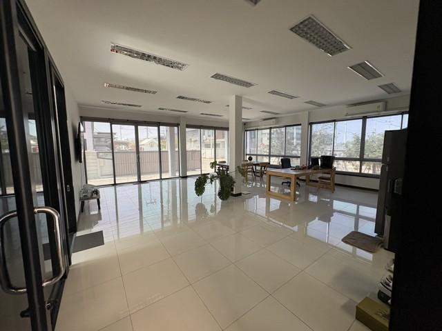 ขาย ให้เช่า โรงงาน พร้อมออฟฟิศ 581 ตรว. ทำเลทอง นราภิรมย์ บางเลน Modern สภาพใหม่ ใกล้นิคมขนส่งศาลายา 1 และ 2 นครปฐม*** ราคาเช่า 125,000 บาท/เดือน*** ราคาขายเพียง 15,900,000 บาทติดต่อ คุณช่อผกา โทร 0616198565 LINE 0616198565สำรอง LINE 0812523279 ส่งลิ้งก์ไว้ได้เลยรหัส# T26-307โรงงานพร้อมออฟฟิศ Modern สภาพใหม่ ทำเลทองนราภิรมย์-บางเลน• เนื้อที่ดิน: 1 ไร่ 1 งาน 81 ตารางวา• พื้นที่ใช้สอยรวม 915 ตร.ม.แบ่งเป็น::• โกดัง: 675 ตร.ม. โครงสร้าง