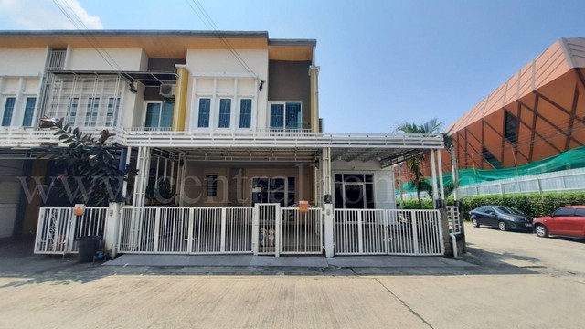 รหัสทรัพย์&nbsp; 6948ทาวน์โฮม โกลเด้น อเวนิว แจ้งวัฒนะ - ติวานนท์ หลังมุม เฟอร์ครบ พร้อมอยู่ที่ตั้ง :&nbsp;ซอยสุขาประชาสรรค์ 3 ตำบลบางพูด อำเภอปากเกร็ด จังหวัดนนทบุรี 11120รายละเอียดทรัพย์- พัฒนาโครงการ โดย&nbsp;บริษัท เฟรเซอร์ส พร็อพเพอร์ตี้ ( ประเทศไทย ) จำกัด ( มหาชน )- ทาวน์เฮ้าส์ 2 ชั้น ขนาดพื้นที่ 40&nbsp;ตารางวา พื้นที่ใช้สอย 160 ตารางเมตร- 4&nbsp;ห้องนอน, 3&nbsp;ห้องน้ำ,&nbsp;1&nbsp;ห้องนั่งเล่น, 1 ห้