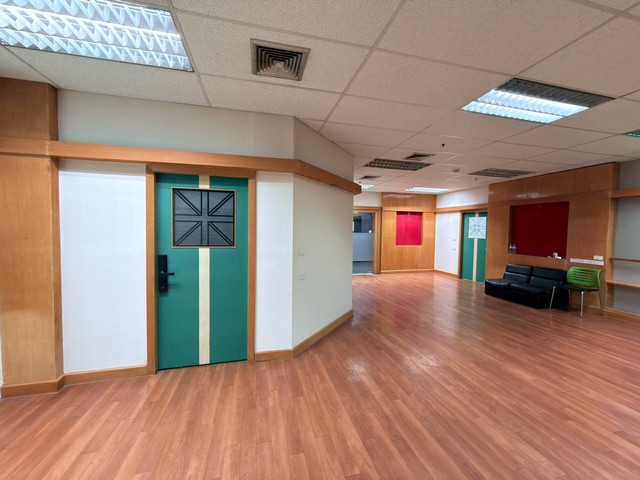 ให้เช่าพื้นที่สำนักงาน 148.06 ตร.ม. เซ็นทรัล ซิตี้ บางนา เดินทางสะดวก ทำเลศักยภาพสูง*** ราคาเช่า 74,030 บาท / เดือนติดต่อ::  ชยา โทร/ID Line:: 0942823961   Link Line:: https://line.me/ti/p/3xFA1An8Kcรหัส# T26-321พื้นที่สำนักงาน เซ็นทรัล ซิตี้ บางนา ทำเลศักยภาพสูง- ขนาด 148.06 ตร.ม.- ชั้น 5A อยู่เหนือโซน Plaza เพียงลง 1 ชั้น ถึงพื้นที่ร้านค้าและผู้คนทันที เหมาะกับธุรกิจที่ต้องการทราฟฟิก- ออกจากลิฟต์เจอห้องทันที เดินทางสะดวก ลูกค้�