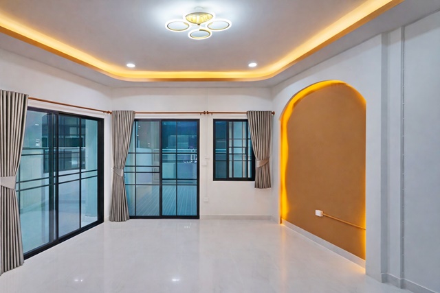 โรงเรียนเศรษฐบุตร สินแพทย์เสรีรักษ์ ทาวน์เฮาส์ 2นอน 2-3A/C 2น้ำ หลังมุม MRT สายสีชมพู 300 ม.  ใกล้ตลาดมีนบุรี 800ม. 26 ตร.ว