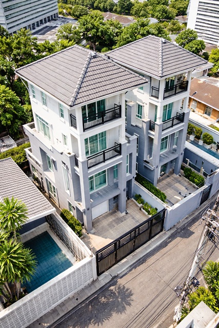 ใกล้ BTS เอกมัย 2 กม. ทาวน์โฮม 3.5 ชั้น เอกมัย10-12 พร้อมชั้นลอย 3 นอน 3 น้ำ 27 ตร.ว. 340 ตร.ม. ต่อหลัง 70,999 B-M. ทำเลปรีดี พนมยงค์ ย่านเอกมัย เหมาะทำโฮมออฟฟิศ อยู่อาศัย หรือ AirBnB ร่มรื่น ปลอดภัย ใกล้รร.นานาชาติ เซนต์ แอนดรูว์ 1.9 กม.และแหล่งไลฟ์สไตล์สุขุมวิทBTS Ekkamai2 km.  3.5-story townhome with mezzanine 3 bed Ekamai 10-12 3 bath . 27 sq.wa. 340 sq.m. usable area 70,999 B-M. per unit. Located on Pridi Banomyong Road Ekkamai area suitable for home office residence or AirBnB in a lush safe environment close to St. Andrews International School 1.9 km. and Sukhumvit lifestyle hub.เอกชัย10-12 ถ.สุขุ