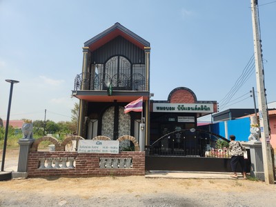 บ้านดีไซน์ยุโรปบนที่ดินขนาดใหญ่ 226.6 ตารางวา (5 โฉนด) ตั้งอยู่ ตำบลธนู อำเภออุทัย ใกล้วัดสะแกเพียง 500 เมตร เหมาะสำหรับอยู่อาศัย หรือพัฒนาเป็น คาเฟ่ • ร้านอาหาร • สตูดิโอ • ธุรกิจไลฟ์สไตล์ทำเลเชื่อมต่อ นิคมอุตสาหกรรมโรจนะ และตัวเมืองอยุธยา เดินทางสะดวก.TPI-2875.พิกัดทรัพย์ ซอยหัวลานดอนพุทรา 18 ตำบลธนู อำเภออุทัย จังหวัดพระนครศรีอยุธยาGoogle Maps https://maps.app.goo.gl/1sKSR8nHaZ22NpBA9.รายละเอียดท�