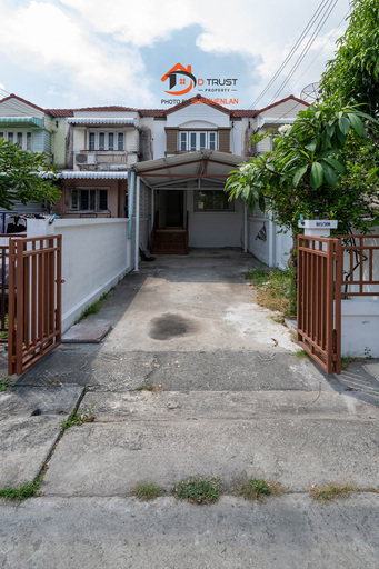 ขายทาวน์เฮาส์ 2 ชั้น รีโนเวทใหม่เอี่ยม บนเนื้อที่จุใจ 22 ตารางวา หลังใหญ่ โปร่งสบาย ฟังก์ชันครบจบสำหรับครอบครัว ถนนหน้าบ้านกว้างไม่อึดอัด 2เลน 8เมตร พิกัด: ม.มัณฑนา นิเวศน์ บางโฉลง (บางนา-ตราด กม.18)ทำเลศักยภาพ บางนา-ตราด กม.18 ใกล้ ม.หัวเฉียว, สนามบินสุวรรณภูมิ, และห้างสรรพสินค้าชั้นนำ.ราคา : 1,650,000 บาท (ค่าโอนฝ่ายละครึ่ง)ติดต่อ คุณอุกฤษฎ์ (ฟุ้ย) Tel. 0 8 4 - 6 5 8 - 4 1 6 9 #บริษัทบริการรั�