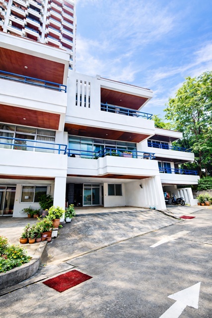 กล้ตึกคอม ศรีราชา 1.1 กม.ท่าเทียบเรือศรีราชา ฮาร์เบอร์ 890ม.อาคารพาณิชย์ 4 ชั้น 5 นอน 5 น้ำ ใกล้เกาะลอย ศรีราชา 900 ม.โรบินสัน ศรีราชา  24 ตร.ว. 380 ตร.ม. 19,999 B-M. ติดทะเล มีท่าเรือ และศาลาพักผ่อนส่วนตัว เหมาะสำหรับพักอาศัย ทำโฮมออฟฟิศ หรือธุรกิจที่พัก และแหล่งไลฟ์สไตล์ ทำเลอยู่บนถนนสุขุมวิท เดินทางสะดวก เชื่อมต่อแหลมฉบัง บ่อวิน และพัทยาได้ง่าย ใกล้นิคมอุตสาหกรรมหลายแห่งSriracha Har