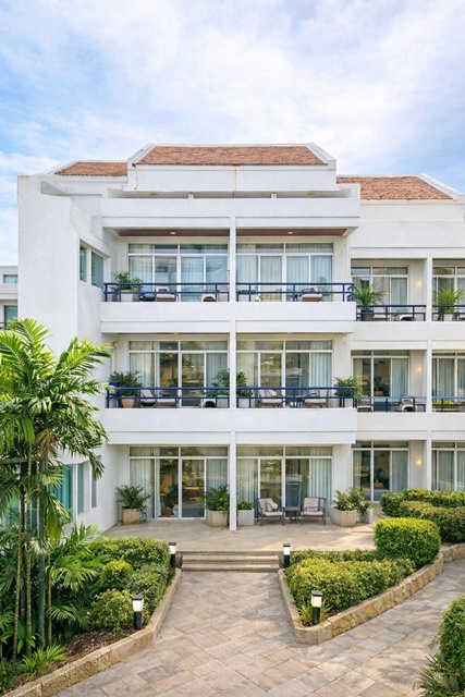 ใกล้เกาะลอย ศรีราชา 900 ม.อาคารพาณิชย์ 4 ชั้น 5นอน ท่าเทียบเรือศรีราชา ฮาร์เบอร์ 890ม.5 น้ำ ติดทะเล มีท่าเรือ โรบินสัน ศรีราชา 24 ตร.ว. 380 ตร.ม. 19,998B-M.และศาลาพักผ่อนส่วนตัว เหมาะสำหรับพักอาศัย ทำโฮมออฟฟิศ หรือธุรกิจที่พัก  ใกล้ตึกคอม ศรีราชา 1.1 กม. และแหล่งไลฟ์สไตล์ ทำเลอยู่บนถนนสุขุมวิท เดินทางสะดวก เชื่อมต่อแหลมฉบัง บ่อวิน และพัทยาได้ง่าย ใกล้นิคมอุตสาหกรรมหลายแห่ง4story comm