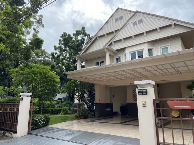 ขายบ้านเดี่ยว 2 ชั้นหลังมุม 100.5 ตรว. หมู่บ้านพัฒนาการ ซอยพัฒนาการ 30 (หน้าหมู่บ้านปัญญา)  บ้านสภาพดีพร้อมอยู่ หันหน้าทิศเหนือ มีต้นไม้ใหญ่ร่มรื่น *** ราคาขาย 29.9 ล้านบาทติดต่อ:: ชยา โทร/ID Line:: 0942823961   Link Line:: https://line.me/ti/p/3xFA1An8Kcรหัส# T26-390บ้านเดี่ยว 2 ชั้นหลังมุม หมู่บ้านพัฒนาการ ซอยพัฒนาการ30- เนื้อที่  100.5 ตรว.- พื้นที่ ใช้สอย 450 ตรม.- 4 ห้องนอน - 3 ห้องน้ำ - 2 ห้องครัว 2 ห้องแม่บ้าน- 3 ที่จอดรถ- บ้านหันห�