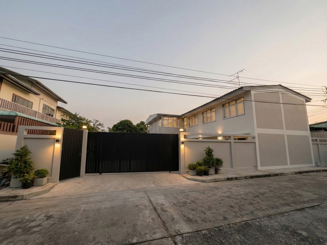 ให้เช่าบ้านเดี่ยว 2 ชั้น 159 ตรว. หมู่บ้านประชานิเวศน์ 2 ซอยสามัคคี 65 ใกล้งามวงศ์วาน ประชาชื่น  *** ราคาเช่า 38,000 บาท/เดือน  ติดต่อ:: ชยา  โทร/ID Line:: 0942823961   Link Line:: https://line.me/ti/p/3xFA1An8Kcรหัส# T26-388 บ้านเดี่ยว 2 ชั้น หมู่บ้านประชานิเวศน์ 2 ใกล้งามวงศ์วาน ประชาชื่น เดินทางเข้าเมืองสะดวก ใกล้ห้างและมหาวิทยาลัย- บ้าน 2 หลังในที่ดินเดียวกัน- ที่ดินขนาดใหญ่ 159 ตร.วา- พื้นที่ใช้สอยประมาณ 248 ตร.ม.- 5 ห้องนอน- 2 ห