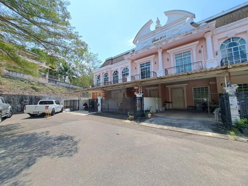  ขาย บ้านเดี่ยว/ทาวน์เฮ้าส์/คอนโด โครงการ  ขาย  ทาวน์เฮ้าส์ เดอะแกรนด์ ซิตี้พาร์ค กระบี่  ถนน เพชรเกษม (ทล.4) ตำบล กระบี่ใหญ่ อำเภอ เมืองกระบี่ จังหวัด กระบี่  ราคาโปรโมชั่น  1,874,000     บาท    ลดจาก  2,240,000      บาท ราคาโปรโมชั่นตั้งแต่วันที่  2 มีนาคม - 31 พฤษภาคม 2569  รายละเอียดทรัพย์ -  เนื้อที่ 30.50 ตร.ว.   พื้นที่ใช้สอย 179.58 ตร.ม. -  2ห้องนอน 3  ห้องน้ำ  -  ที่จอดรถ  -  บ้านหันไปทางทิศ ตะวันออก  พิกัดท�