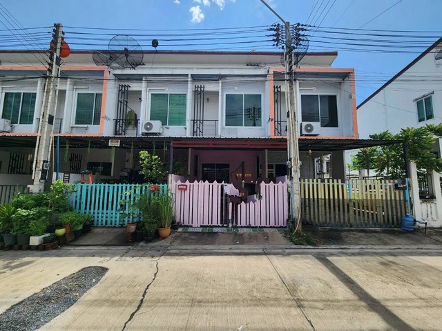   ขาย บ้านเดี่ยว/ทาวน์เฮ้าส์/คอนโด โครงการ สมาร์ทแลนด์ นิวสไตส์ 2 ศรีราชา ซอย ชุมชนกลาง-สะพานสี่ ถนน สะพานสี่-หนองก้างปลา ตำบล บ่อวิน อำเภอ ศรีราชา จังหวัด ชลบุรี  ราคาโปรโมชั่น   1,555,000.  บาท    ลดจาก 1,760,000  บาท ราคาโปรโมชั่นตั้งแต่วันที่  2 มีนาคม - 31 พฤษภาคม 2569  รายละเอียดทรัพย์  -  เนื้อที่ 16.50 ตร.ว. พื้นที่ใช้สอย 107.50 ตร.ม.  -  บ้านหันไปทางทิศ ตะวันออกเฉียงใต้  พิกัดทรัพย์ : https://maps.app.goo.gl/E55vH