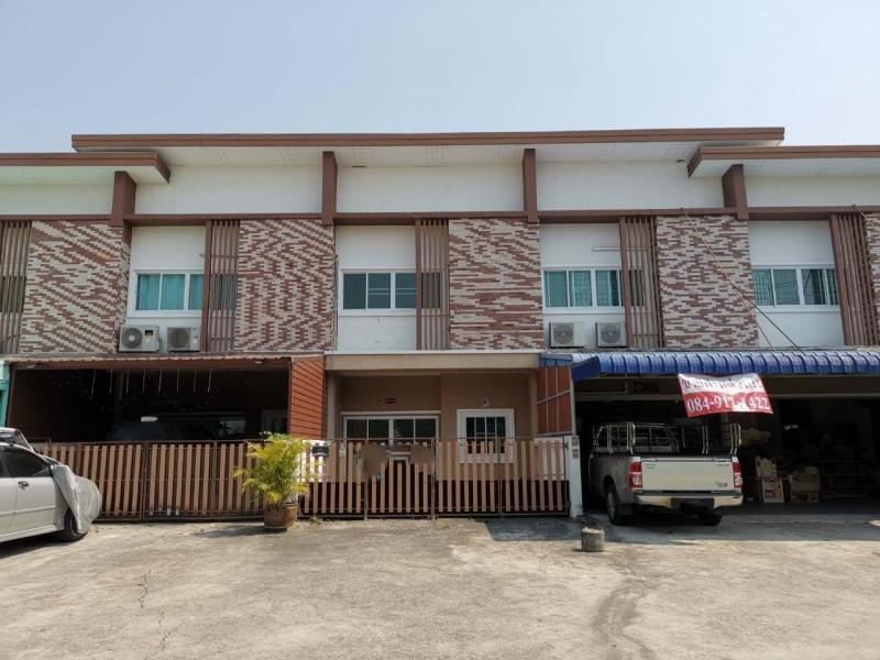  ขาย บ้านเดี่ยว/ทาวน์เฮ้าส์/คอนโด โครงการ ขาย ทาวน์เฮ้าส์ แกรนด์ชลปาร์ค ชลบุรี  ถนน เดชาดำริ ตำบล หนองรี อำเภอ เมืองชลบุรี จังหวัด ชลบุรี  ราคาโปรโมชั่น    1,876,000  บาท    ลดจาก   2,229,000   บาท ราคาโปรโมชั่นตั้งแต่วันที่  2 มีนาคม - 31 พฤษภาคม 2569  รายละเอียดทรัพย์ -  เนื้อที่  20.00 ตร.ว.  พื้นที่ใช้สอย 102.00 ตร.ม.  -  2ห้องนอน 2ห้องน้ำ  -  1 ที่จอดรถ  -  บ้านหันไปทางทิศ ตะวันออกเฉียงใต้   พิกัดทรัพย์ : https://