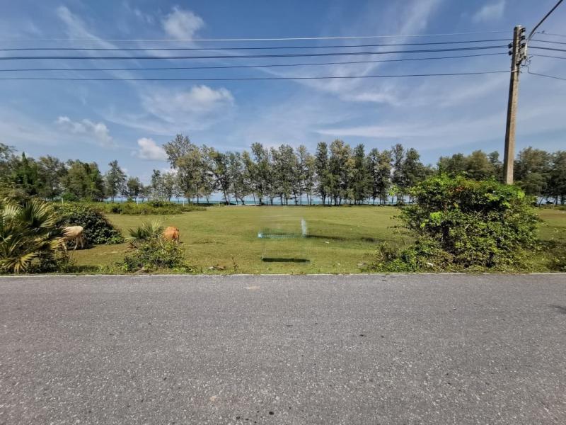  ขาย บ้านเดี่ยว/ทาวน์เฮ้าส์/คอนโด โครงการ  ขาย ที่ดินเปล่า ระโนด  ถนน สายโยชน์ แยกจากถนนเทศบาล 16 ตำบล บ่อตรุ อำเภอ ระโนด จังหวัด สงขลา  ราคาโปรโมชั่น  1,893,000    บาท    ลดจาก   3,710,000   บาท  ราคาโปรโมชั่นตั้งแต่วันที่  2 มีนาคม - 31 พฤษภาคม 2569  รายละเอียดทรัพย์ -  เนื้อที่ 2-2-59.8   พื้นที่ใช้สอย 1059.80 ตร.ว.  -  บ้านหันไปทางทิศ  ตะวันตก   พิกัดทรัพย์ :  https://maps.app.goo.gl/JYgKH56vD4PHpDNd8  สถานที่ใกล้เคียง   -  องค์การบริหา�