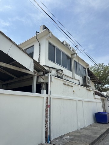     ให้เช่าครัวกลางให้เช่าที่เตรียมอาหาร มีใบอนุญาต อยู่ถนนพัฒนาการเขตประเวศอ่อนนุชกรุงเทพมหานครมีเนื้อที่ทั้งหมด 230 ตารางวาพื้นที่ใช้สอย 12,000 ตารางเมตรมีออฟฟิศสองชั้น-เหมาะทำเป็นครัวกลาง เพื่อเตรียมอาหาร และซัพพลายต่างๆ ส่งสาขาเพราะมีใบอนุญาต ทำครัวให้ครับ-มีที่จอดรถไฟฟ้าสามเฟสมีห้องน้ำ -มีชั้นวางของเข้าออกสะดวกให้ให้เช่าราคา 110,000  บาทต่อเดือน-สนใจส�