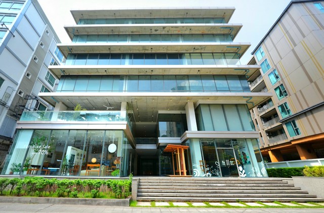 เปิดพื้นที่ร้านค้า สำนักงานให้เช่า ถนนสุขุมวิท The Paul Sukhumvit 64 ใกล้ BTS ปุณณวิถี *** หากท่านต้องการรับชมVDO ํYoutube : https://youtu.be/2eMfdDoX2Q0?si=BirMeO_cKEgFCrpnอาคาร The Paul Sukhumvit 64 เป็นอาคารสำนักงานให้เช่าบนทำเลศักยภาพ ถนนสุขุมวิท ตั้งอยู่ในซอยสุขุมวิท 64 เดินทางสะดวกมาก เพียงลง BTS ปุณณวิถี ทางออก 4 เดินเข้าซอยประมาณ 250 เมตร ก็ถึงอาคาร เหมาะสำหรับบริษัทที่ต้องการสำนักงานในเมือง ใกล้รถไฟฟ้า และใกล้ทางด่วนท