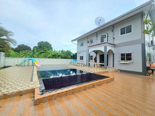 TEL : 092-288 9359 คุณดนิตาLine : https://line.me/ti/p/yxo92dHWP1รายละเอียด : รีสอร์ทพีพีเฮาส์  พร้อมบ้านเดี่ยวและพูลวิลล่า เนื้อที่ 2-2-34 ไร่ - มีอาคารสำนักงาน 1 หลัง- มีห้องเช่ารายวัน 18 ห้อง- มีบ้านเดี่ยว1ชั้น2ห้องนอน1 ห้องน้ำปล่อยเช่า 1 หลัง- มีบ้าน1ชั้น+โรงจอดรถและพื้นที่ซักล้าง 1หลัง- มีพูลวิลล่า2ชั้นหลังใหญ่ 4 ห้องนอน 2 ห้องน้ำ- มีห้องโถงชั้นล่างขนาดใหญ่- มีห้องครัวยุโรปขนาดใหญ่ พร้อมเคาเตอร์,บิ้ว�