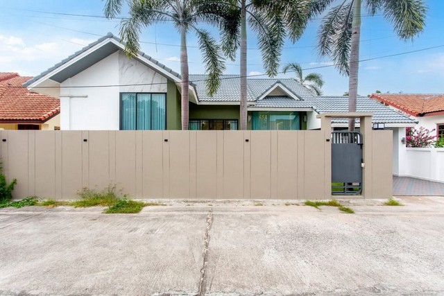 TEL : 092-288 9359 คุณดนิตาLine : https://line.me/ti/p/yxo92dHWP1ขายบ้านเดี่ยวชั้นเดียว พัทยา ซอยชัยพฤกษ์ 2 เขามะกอก 1 ใกล้ทะเลจอมเทียนเพียง 10 นาที ราคาขาย 5.79 ล้านบาท ค่าโอนกรรมสิทธิ์ 50/50รายละเอียด : เนื้อที่ขนาด 70 ตรว. พื้นที่ใช้สอย 280 ตรม.3 ห้องนอน 2 ห้องน้ำ 1 ห้องครัว2 ที่จอดรถตกแต่งเฟอร์นิเจอร์พร้อมอยู่อยู่ในหมู่บ้าน ไม่มีค่าส่วนกลาง สถานที่ใกล้เคียง : - หาดจอมเทียน 4.5 km.- ตลาดเอ็มมาร์เก็ต 1 km. - โลตัส , 7-11  1 