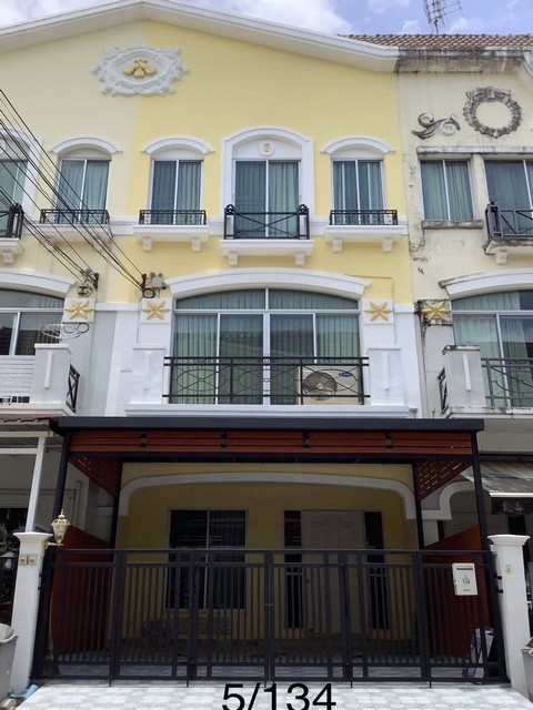 ขายโฮมออฟฟิศ 3 ชั้น 20 ตรว. บ้านกลางเมือง The Royal Monaco ศรีนครินทร์ 24 ใกล้ MRT สายสีเหลือง ใกล้ซีคอน  *** ราคาขาย 6.2 ล้านบาท  ติดต่อ::  ชยา โทร/ID Line:: 0942823961   Link Line:: https://line.me/ti/p/3xFA1An8Kcรหัส# T26-398โฮมออฟฟิศ 3 ชั้น โครงการบ้านกลางเมืองรอยัลโมนาโค ศรีนครินทร์ 24 - เนื้อที่ 20 ตรว. - พื้นที่ใช้สอย 175 ตรม.- 3 ห้องนอน  - 4 ห้องน้ำ - จอดรถ 2 คัน   - ฝ้าเพดานสูงโปร่ง อากาศถ่ายเทดี - ถนนกว้าง เข้าออกบ้านจอดรถสะดวก- เดินทางสะดวกม