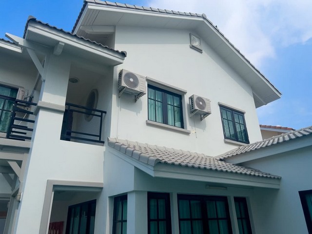 AOM 2588บ้านพูลวิลล่า จอมเทียน ใกล้หาดจอมเทียนเพียง 5 นาที ให้เช่าบ้าน    บ้านฟ้าริมหาด จอมเทียน  85,000 บาท/เดือน  มัดจำ 2 เดือน  l ล่วงหน้า 1 เดือน รายละเอียดบ้าน       5 ห้องนอน | 4 ห้องน้ำ       พื้นที่ใช้สอย 260 ตร.ม.       เฟอร์นิเจอร์ครบ พร้อมเข้าอยู่       โรงจอดรถ       สระว่ายน้ำส่วนตัว +  สวน        รวมค่าบำรุงรักษาสระว่ายน้ำและสวนทำเลเด่น       ขับรถ 5 นาทีถึงหาดจอมเทียน       ใกล้ถนนสุขุมวิท        ใกล้�