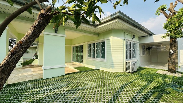 AOM 2587บ้านว่างพร้อมเข้าอยู่ให้เช่า 30,000 บาทบ้านเดี่ยวหลังมุมในโครงการหมู่บ้าน ตกแต่งพร้อมอยู่ เครื่องใช้ไฟฟ้าครบครัน พื้นที่ 62 ตารางวาขนาด 3 ห้องนอน 2 ห้องน้ำห้องเก็บของ 1 ห้อง ห้องอเนกประสงค์หนึ่งห้องที่จอดรถ 2 คันประตูรีโมท เครื่องกรองน้ำอัตโนมัติก่อนเข้าแทงก์พิกัด หมู่บ้านชลิตา 2 ต. หนองปลาไหลอยู่ใกล้กับโรงเรียนนานาชาติ The Regent schoolติดต่อขอรูปและรายละเอียดเพิ