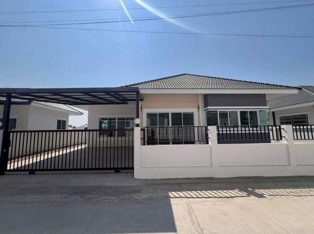 ขายเพียง 2.7 ล้าน #สันผักหวาน #หางดง บ้านใหม่ชั้นเดียว มี 3 หลัง ราคาเบา น่าอยู่ พร้อมของแถมครบ! เหมาะสำหรับอยู่อาศัยหรือซื้อปล่อยเช่า ทำเลเดินทางสะดวก ใกล้เมืองเชียงใหม่รายละเอียดบ้านเนื้อที่ 53-56 ตรว.3 ห้องนอน2 ห้องน้ำ1 ห้องโถง2 ที่จอดรถของแถมภายในบ้านแอร์ห้องนอน 9,000 BTUแอร์ห้องโถง 12,000 BTUเตาแก๊สพร้อมฮูดดูดควันเครื่องทำน้ำอุ่น 2 ห้องน้ำประตูรั้วรีโมทมุ้งลวดทั้งหลั