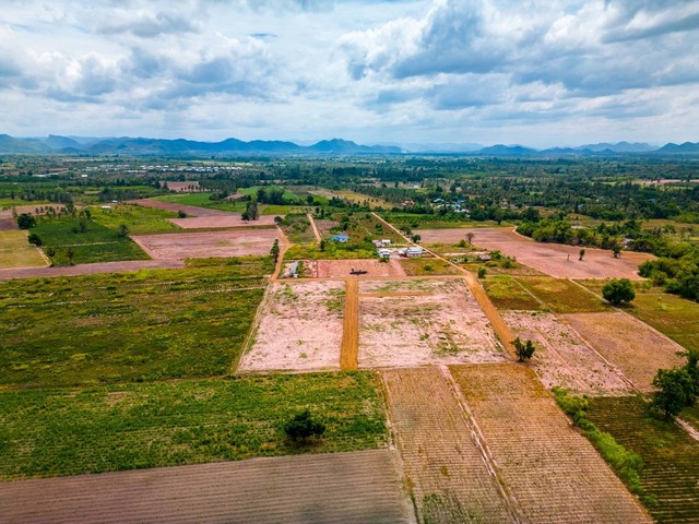 ****ด่วน หลุดจอง ต้องรีบซักนิดค่ะ *****วิวเขาใกล้ชะอำเกือบ1ไร่ 5แสนบาทเท่านั้น ห้วยทรายเหนือ ชะอำ เพชรบุรี T.086-301-6161  อยู่ติดชุมชน มีเพื่อนบ้าน วิวเขารอบแปลง เหมาะกับซื้อทำบ้านพักตากอากาศ บ้านสวน หรือเอาไว้อยู่หลังเกษียณ แปลงนี้ที่สูงน้ำไม่ท่วม ไม่ต้องถมเพิ่มค่ะต.ห้วยทรายเหนือ อ.ชะอำ จ.เพชรบุรีสอบถามนัดเยี่ยมชม ติดต่อ วรุณรัตน์ 086-301-6161To86-3ol-6l6lเนื้อที่ 390 ตรว. ราคา 500,000 บาท