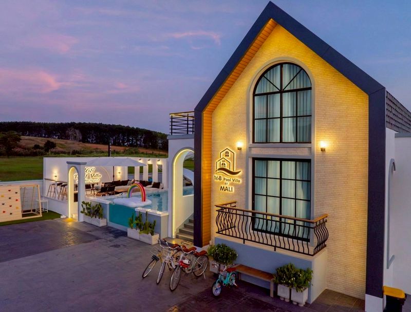 ขายพูลวิลล่า 1ชั้น วิวเขาค้อ ใกล้วัดผาซ่อนแก้ว ทำเลทองเพื่อการลงทุน ติดต่อผึ้งรติ โทร/ไลน์0619419639ที่ตั้ง : ตำบลแคมป์สน อำเภอเขาค้อ จังหวัดเพชรบูรณ์ 67280ขนาดพื้นที่ : 150 ตร.วขนาดพื้นที่ใช้สอย : 256.6 ตารางเมตรรายละเอียดบ้านพลูวิลล่า 1 ชั้น-3 ห้องนอน (1 Master Bedroom)-4 ห้องน้ำ (1 ห้องพร้อมอ่างอาบน้ำ)-ครัวไทย / ครัวฝรั่ง-ห้องนั่งเล่นเพดานสูง 7 เมตร โปร่ง โล่ง-ที่จอดรถ 30 ตร.ม.สิ่งอำนวยความส�