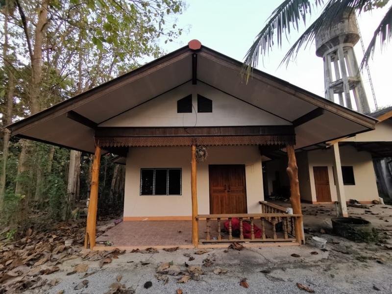   ขาย บ้านเดี่ยว/ทาวน์เฮ้าส์/คอนโด โครงการ ขาย บ้านเดี่ยว ดอยหล่อ เชียงใหม่  ถนน สายเชียงใหม่-ฮอด (108) ตำบล ดอยหล่อ อำเภอ ดอยหล่อ จังหวัด เชียงใหม่  ราคาโปรโมชั่น   1,844,000  บาท    ลดจาก  2,891,000    บาท ราคาโปรโมชั่นตั้งแต่วันที่  2 มีนาคม - 31 พฤษภาคม 2569  รายละเอียดทรัพย์ -  เนื้อที่ 393.00 ตร.ว.  พื้นที่ใช้สอย 333.61 ตร.ม. -  บ้านหันไปทางทิศ  ตะวันตกเฉียงเหนือ   พิกัดทรัพย์ :  https://maps.app.goo.gl/CZwFnaEfWoGpLtu18  สถานที่ใ�