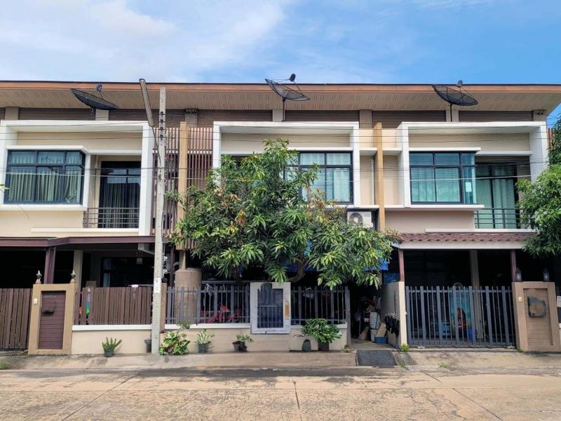   ขาย บ้านเดี่ยว/ทาวน์เฮ้าส์/คอนโด โครงการ  ขาย ทาวน์เฮ้าส์ ธนารินทร์ ทาวน์โฮม 4 สมุทรปราการ  ถนน ท่าโรงช้าง ตำบล มะขามเตี้ย อำเภอ เมืองสุราษฎร์ธานี จังหวัด สุราษฎร์ธานี  ราคาโปรโมชั่น  1,865,000    บาท    ลดจาก  2,100,000    บาท ราคาโปรโมชั่นตั้งแต่วันที่  2 มีนาคม - 31 พฤษภาคม 2569  รายละเอียดทรัพย์ -  เนื้อที่  22.50 ตร.ว.   พื้นที่ใช้สอย 124.20 ตร.ม. -  1ที่จอดรถ  -  บ้านหันไปทางทิศ  ตะวันตกเฉียงเหนือ  พิ