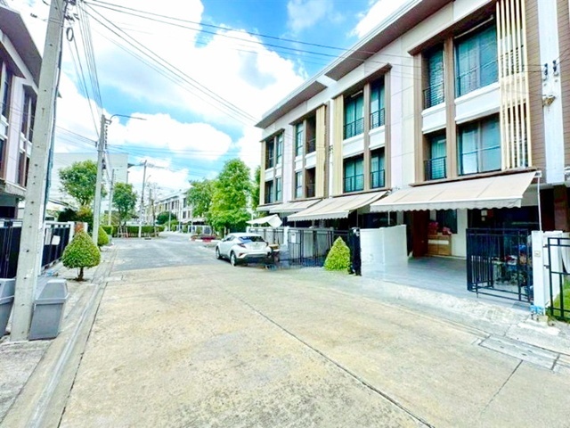 เฟอร์ครบ! MRT บางแค 1.44กม.ซ.กำนันแม้น กัลปพฤกษ์ ทาวน์เฮาส์หลังมุม 3 ชั้นฟังก์ชัน 3 นอน 3 น้ำ ใกล้ ซีคอนบางแค ขนาด 16.5 ตร.ว. พื้นที่ใช้สอย 190 ตร.ม. 22,499 B-M. ทำเลกำนันแม้น บางหว้า บ้านรีโนเวทใหม่ เฟอร์ฯครบ เหมาะอยู่อาศัย โฮมออฟฟิศ ใกล้เดอะมอลล์ บางแค 1.9 กม.และแหล่งไลฟ์สไตล์ เดินทางสะดวก เชื่อมต่อถนนหลักหลายสาย ใกล้BTS บางหว้าFully FUr Soi KamnanMaen Kanlapaphruek MRT BangKhae 1.44m. 3story corner townhouse  3bed 3bath near Seacon Bang Khae 16.5 sq.wa. 190 sq.m. 22,499 B-M  newly