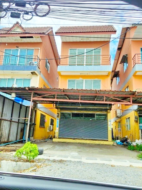 ใกล้สวนน้ำหนองจอก 900 ม. พื้นที่ใช้สอย 20 ตร.ว. 240 ตร.ม. ราษฏร์อุทิศ ประชาร่วมใจ อาคารพาณิชย์  3 ชั้นฟังก์ชัน  3 นอน 3 น้ำ จอดรถ 2 คัน 11,998 B-M. ทำเลถนนมิตรไมตรี หนองจอก เหมาะอยู่อาศัย หรือโฮมออฟฟิศ ใกล้ตลาดหนองจอก 1.6 กม.โรงเรียน และศูนย์การค้า เดินทางสะดวก  เชื่อมต่อถนนหลักหลายสายNongChok WaterPark 900m. 20sq.wa. 240sq.m. Ratsadorn Uthit Pracha Ruamjai 3story Commercial building 3bed 3bath  2parking spaces Rent 11,998B-M. Located on Mit Maitri Road NongChok Suitable for residence or home office Close to NongChok market 1.6 km. schools and shopping