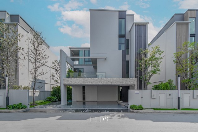 LV53426 ให้เช่า บ้านเดี่ยว 3 ชั้น โครงการบ้าน Vive2 กรุงเทพกรีฑา (หลังโรงเรียน Wellington) ใกล้รถไฟฟ้าสายสีเหลือง สถานีศรีกรีฑา ราคาเช่า : 290,000 บาท /เดือนที่ตั้ง : ถนนกรุงเทพกรีฑา แขวงทับช้าง เขตสะพานสูง กทม. 10250ชื่อโครงการ :  วีเว่2 กรุงเทพกรีฑา VIVE2 Krungthep Kreethaรายละเอียด :- พื้นที่ใช้สอย 421ตารางเมตร- พื้นที่ดิน 84 ตรว- 4 ห้องนอนใหญ่ พร้อม Private Living Area ทุกห้อง 5 ห้องน้ำ- 1 ห้องนั่งเล่นขนาดใหญ่ ชั้น 2- 1 ห้อ�