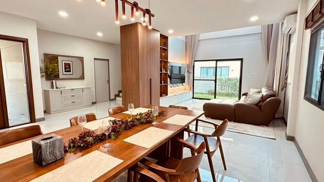 LV53419 ให้เช่า บ้านเดี่ยว เดอะ ซิตี้ บางนา The City Bangna บ้านหรูตกแต่งใหม่พร้อมเฟอร์นิเจอร์ ใกล้ Mega บางนา และ รร.นานาชาติราคาเช่า : 155,000 บาทที่ตั้ง : ตำบลบางแก้ว อ.บางพลี จ.สมุทรปราการ 10540ชื่อโครงการ : เดอะ ซิตี้ บางนา  / The City Bangna รายละเอียด :- พื้นที่ 75.5 ตร.ม.- พื้นที่ใช้สอย 313 ตร.ม.  - 4 ห้องนอน - 5 ห้องน้ำ - 2 ห้องนั่งเล่น - 1 ห้องแม่บ้าน- เฟอร์นิเจอร์: ชุดครัวบิวท์อิน - ระบบกันขโมย - วอลเปเปอร์ทั้งบ�