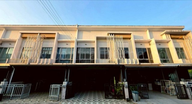 รหัสทรัพย์ N0968ทาวน์เฮ้าส์ เดอะ เมทโทร พระราม 9 - กรุงเทพกรีฑา ต่อเติมครบ บ้านใหม่มาก พร้อมเข้าอยู่ ราคาถูกที่สุดที่ตั้ง&nbsp;: ถนนศรีนครินทร์-ร่มเกล้า แขวงทับช้าง เขตสะพานสูง กรุงเทพมหานคร 10250รายละเอียดทรัพย์- ทาวน์เฮ้าส์ 2 ชั้น เนื้อที่ 19.7 ตารางวา พื้นที่ใช้สอย 130 ตารางเมตร- 4 ห้องนอน, 2 ห้องน้ำ, 1 ห้องนั่งเล่น, 1 ห้องรับแขก, 1 ห้องครัว, 2 ที่จอดรถ- แอร์ 3 เครื่อง, เครื่องทำน้ำอุ