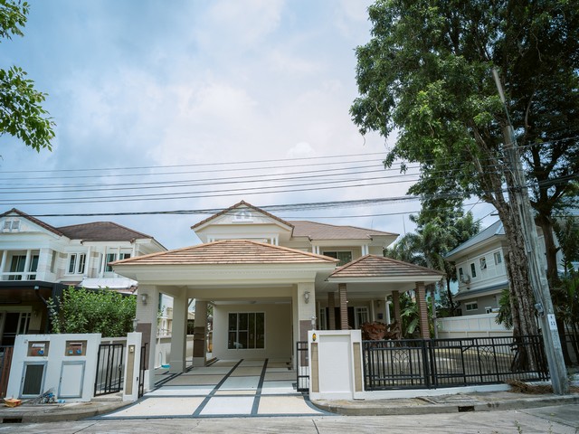 ขายบ้านเดี่ยว 2 ชั้น 113 ตรว. โครงการเพอร์เฟคเพลส รามคำแหง 164  Private โซน (Perfect Place Ramkhamhaeng 164) *** ราคาขาย 15 ล้านบาท ติดต่อ::  ชยา โทร/ID Line:: 0942823961   Link Line:: https://line.me/ti/p/3xFA1An8Kcรหัส#T26-403บ้านเดี่ยว 2 ชั้น หมู่บ้านเพอร์เฟคเพลส ไพรเวท (Perfect place private zone )เนื้อที่ 113 ตารางวา พื้นที่ใช้สอย : 380 ตารางเมตร 3 ห้องนอน 3 ห้องน้ำ 2 ห้องนั่งเล่น 1 ห้องอาหาร  1 ห้องพระ 1 ครัวใน 1 ครัวนอก4 ที่จอดรถ ค่าส่วนกลาง 1,500 บาท/เดือนหน้าบ้านหันทางทิศใ