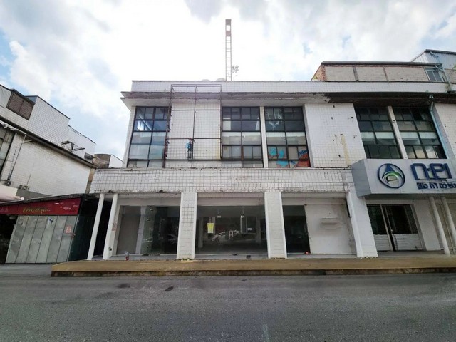   ขาย สำนักงาน ถนนจุติอุทิศ (หาดใหญ่)  ราคาโปรโมชั่น ลดพิเศษ  ถนน จุติอุทิศ 4 ตำบล หาดใหญ่ อำเภอ หาดใหญ่ จังหวัด สงขลา  ราคาโปรโมชั่น  16,714,000   บาท    ลดจาก  18,630,000   บาท ราคาโปรโมชั่นตั้งแต่วันที่  2 มีนาคม - 31 พฤษภาคม 2569  รายละเอียดทรัพย์ -  เนื้อที่ 74.80 ตร.ว. พื้นที่ใช้สอย 720.90 ตร.ม. -  บ้านหันไปทางทิศ ตะวันออก  พิกัดทรัพย์ : https://maps.app.goo.gl/v2fxMYP8HVA8cbXJ6  สถานที่ใกล้เคียง   -  โรงพยาบาลหาดใหญ่  1.80 กม. -  สถานี�