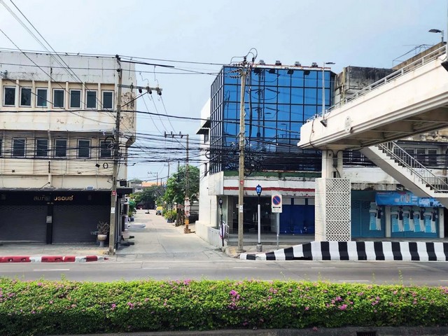   ขาย สำนักงาน ถนนสุขาภิบาล 2  ราคาโปรโมชั่น ลดพิเศษ  ถนน เสรีไทย แขวง คลองกุ่ม เขต บางกะปิ จังหวัด กรุงเทพมหานคร  ราคาโปรโมชั่น  17,351,000  บาท    ลดจาก  21,537,000  บาท ราคาโปรโมชั่นตั้งแต่วันที่  2 มีนาคม - 31 พฤษภาคม 2569  รายละเอียดทรัพย์ -  เนื้อที่ 92.00 ตร.ว.   พื้นที่ใช้สอย 473.90 ตร.ม. -  ที่จอดรถ 5 คัน -  บ้านหันไปทางทิศ ตะวันออกเฉียงใต้  พิกัดทรัพย์ : https://maps.app.goo.gl/BoCXo214KUb6PtTq7  สถานที่ใกล้เคียง   -  โรงพยาบาล�