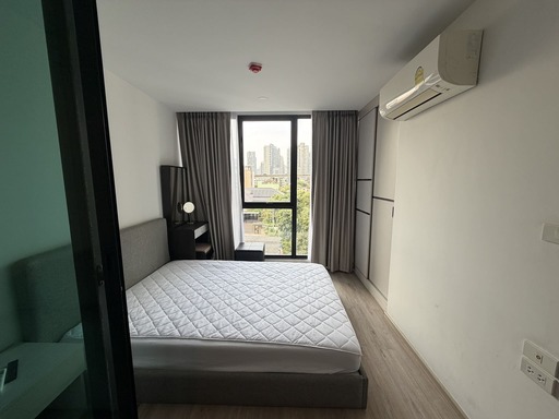 Serio สุขุมวิท 50 ( Serio Sukhumvit 50 )ตั้งอยู่ในซอยสุขุมวิท 50 ใกล้ BTS อ่อนนุชคอนโดมิเนียม Low Rise สูง 8 ชั้นห้องขนาด 27.33 ตรม. ชั้น 5 ตึก B ประตู Digital Yale1 ห้องนอน 1ห้องน้ำสัญญา 1 ปี / มัดจำล่วงหน้า 1 เดือน + ประกัน 2 เดือนปล่อยเช่า 16,000/ เดือนประกันน้ำ/ไฟ รวม 2,000 บาท (คืนให้หลังหมดสัญญา)เฟอร์นิเจอร์ และเครื่องใช้ไฟฟ้าครบ-ทีวี / TV-ไมโครเวฟ / Microwaveไมโครเวฟ-ตู้เย็น / RefrigeratorTEL. 065-962-3283Line. @638osoxm