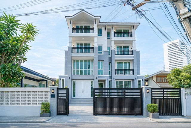 ทาวน์โฮม 3.5 ชั้น เอกมัย10-12 ใกล้ BTS เอกมัย 2 กม.พร้อมชั้นลอย 3 นอน 3 น้ำ 27 ตร.ว. 340 ตร.ม. ต่อหลัง 71,999 B-M. ทำเลปรีดี พนมยงค์ ย่านเอกมัย เหมาะทำโฮมออฟฟิศ อยู่อาศัย หรือ AirBnB ร่มรื่น ปลอดภัย ใกล้รร.นานาชาติ เซนต์ แอนดรูว์ 1.9 กม.และแหล่งไลฟ์สไตล์สุขุมวิทEkamai 10-12 BTS Ekkamai2 km.  3.5-story townhome with mezzanine 3 bed 3 bath . 27 sq.wa. 340 sq.m. usable area 71,999 B-M. per unit. Located on Pridi Banomyong Road Ekkamai area suitable for home office residence or AirBnB in a lush safe environment close to St. Andrews International School 1.9 km. and Sukhumvit lifestyle hub.เอกชัย10-12 ถ.สุขุ�