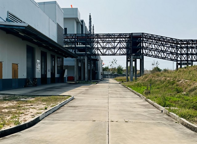 #ให้เช่าโรงงานห้วยโป่งระยอง#ให้เช่าโรงงาน 1,000 และ 2,600 ตารางเมตร????พื้นที่สีม่วง????ห้วยโป่ง จังหวัดระยอง✅เงื่อนไขการเช่า:????ราคาเช่าพื้นที่ แบ่งให้เช่าเป็น 4 โซน1. พื้นที่เก็บสารเคมีอันตราย  ขนาดพื้นที่ 1000 ตารางเมตร  (Price 280 THB/ ตรม.)2. พื้นทีจัดเก็บปกติ ขนาดพื้นที่ 2600 ตรารางเมตร (Price 230 THB/ตรม.)3. พื้นที่ลานดินกลางแจ้ง ขนาดพื้นที่ 3300 ตารางเมตร (Price 150 THB/ตรม.)4. พื้นที่ลานปูนกลางแจ้ง (Price 100 THB