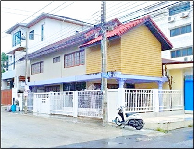 ทำเลรามอินทรา บ้านหลังริม บรรยากาศสงบ เหมาะอยู่อาศัย ใกล้MRT รามอินทรา3 850ม.รามอินทรา1-5 บางเขน บ้านเดี่ยว 2 ชั้น 3นอน 2น้ำ 45 ตร.ว.180 ตร.ม.13,999 B-M.โฮมออฟฟิศ หรือค้าขาย ใกล้เซ็นทรัลรามอินทรา 1 กม. ตลาด เดินทางเข้าเมืองสะดวก เชื่อมต่อถ.พหลโยธิน วิภาวดีRamintra 1-5 BangKhen Two story detached house 3bed 2 bath near MRT Ramintra 3 850 m. 45 sq.wa. 180 sq.m. usable area 13,999 B-M. Located in Ramintra corner house with quiet atmosphere suitable for residence home office or small business near Central Ramintra 1 km. market and convenient access connecting to Phahonyothin and Vibhavadi roads.ถ.รา